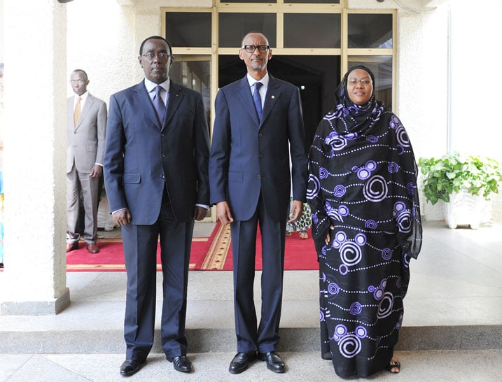Perezida wa Repubulika Paul Kagame hagati ya Perezida wa Sena Bernard Makuza (ibumoso) na Visi Perezida wa Sena ushinzwe amategeko no gukurikirana ibikorwa bya Guverinoma Mme Fatu Harelimana.