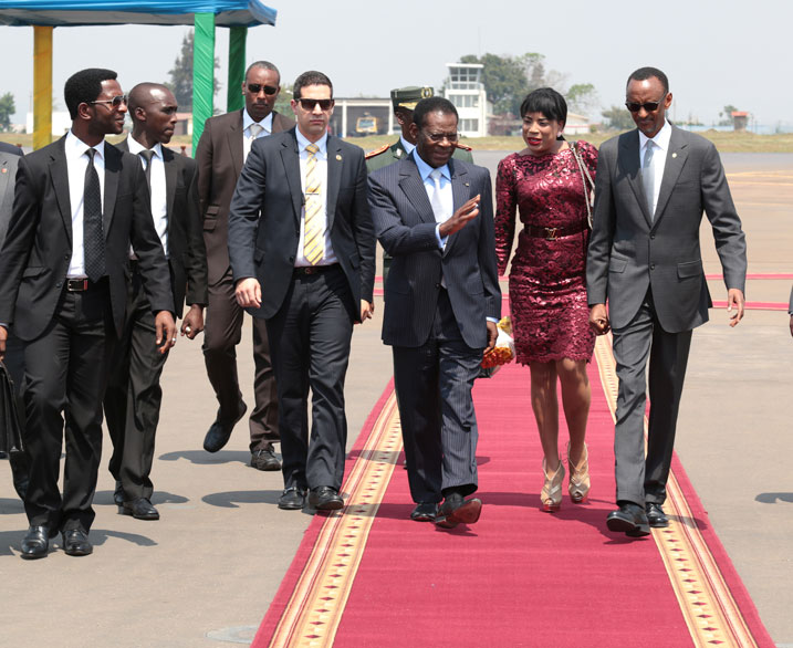 Perezida Kagame yakiriye Perezida Obiang tariki 14/07/2014 ku kibuga cy'indege cya Kigali.