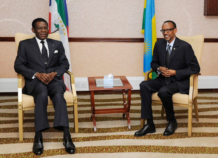 Perezida Teodoro Obiang Nguema Mbasogo wa Equatorial Guinea (ibumoso) na Perezida Paul Kagame w