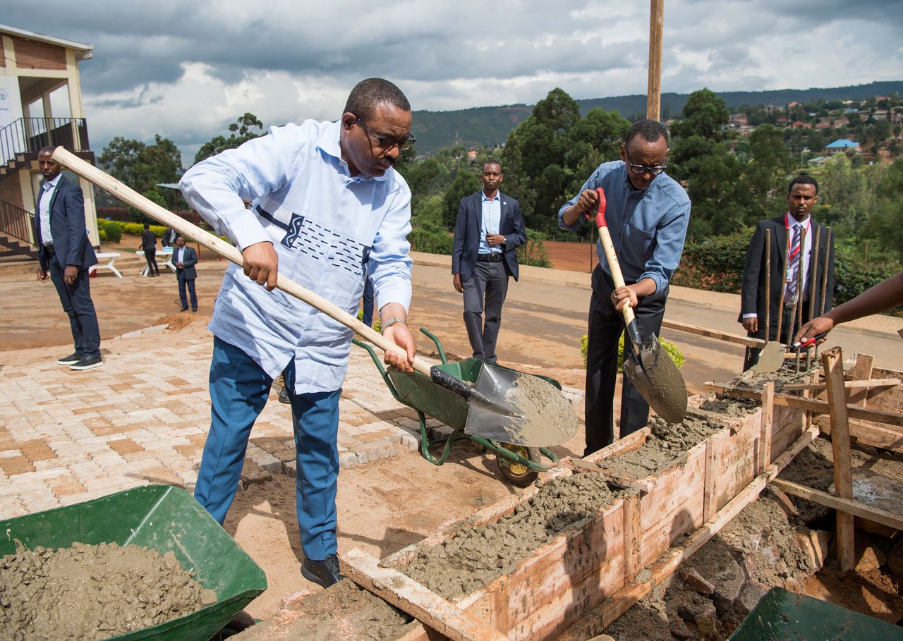 Perezida Kagame na minisitiri w'Intebe wa Ethiopie bashyira ibuye ry'ifatizo ahubatswe aya mashuri