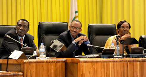 Perezida Kagame (hagati), Perezida wa Sena (ibumoso) na Perezida w'umutwe w'abadepite mu nama y'Umushyikirano 2012.