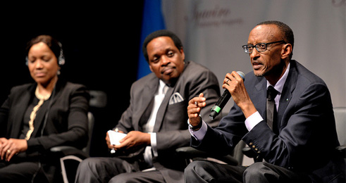 Perezida Kagame na Ambasaderi Nkurunziza basubiza ibibazo byabajijwe n'abitabiriye Rwanda Day.