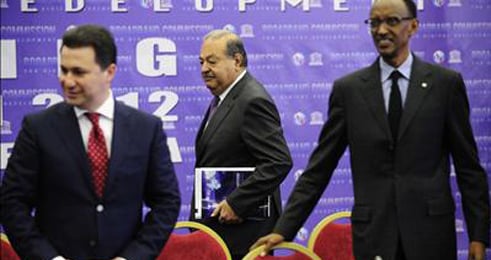 Perezida Kagame na Carlos Slim (hagati), bayoboye Komisiyo ishinzwe gahunda yo guteza imbere umurongo mugari w