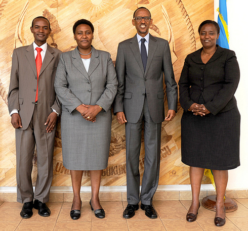 Ambasaderi Makena na Perezida Kagame (hagati) n