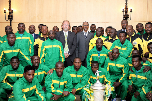 Kagame yifotozanya n'abayobozi ndetse n'abakinnyi ba Young Africans.