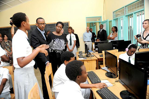 Umwe mu banyeshuri ba Gashora Girls Academy asobanurira Perezida Kagame n