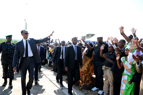 Perezida Kagame asuhuza abaturage bari baje kwifatanya n'abo basirikare.