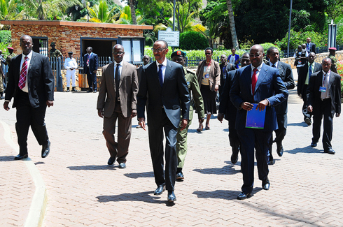 Perezida Kagame n'intumwa bari kumwe bakigera ahabera inama i Kampala.