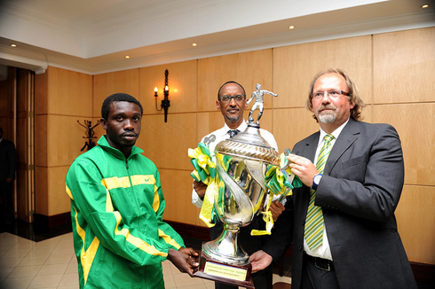 Umutoza wa Young Africans na kapiteni wayo bashikiriza Perezida Kagame igikombe baherutse gutwara muri CECAFA.