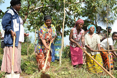 Abaturage basanzwe n'abanyamahanga batuye Kigali bitabiriye umuganda.