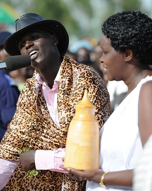 Umwe mu bagize ishyirahamwe "Inkesha" avugira inka bagabiye umukuru w