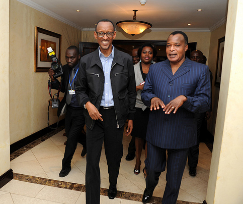 Perezida Kagame na Sassou-N'guesso nyuma y'ibiganiro.