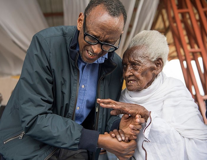 Perezida Kagame akunze gutega amatwi abaturage bagasabana bakamugezaho n