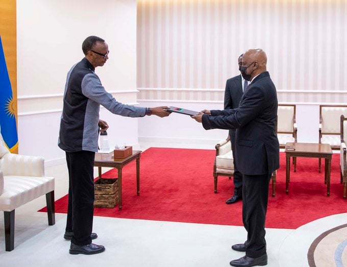 Ambasaderi wa Libya, Ibrahim Sidy Ibrahim Matar, ashyikiriza Perezida Kagame impapuro zimwemerera guhagararira igihugu cye mu Rwanda