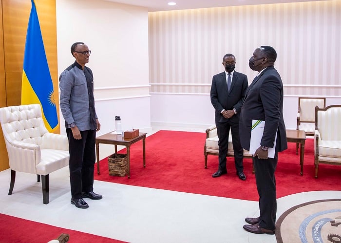 Ambasaderi wa Tanzania, Major General Richard Mutayoba Makanzo na we yakiriwe na Perezida Kagame