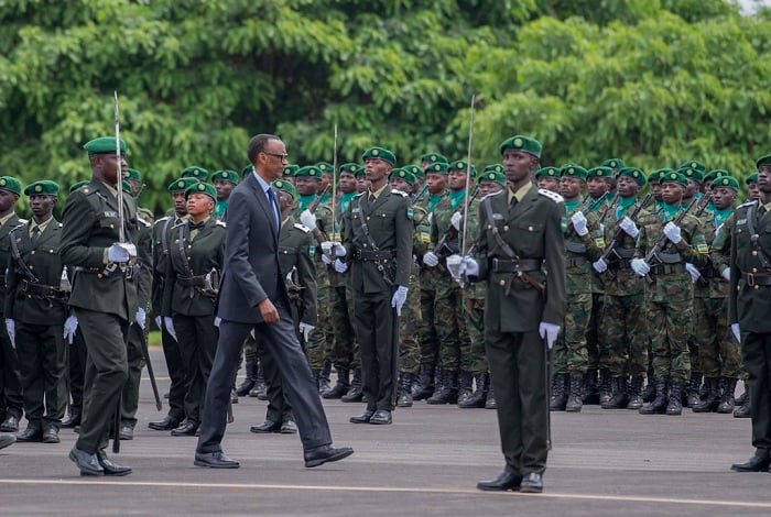 Perezida Kagame aha yari mu muhango wo guha ipeti rya Sous-Lieutenant abari barangije amasomo mu ishuri rikuru rya gisirikare rya Gako mu Karere ka Bugesera tariki ya 16 Ugushyingo 2019