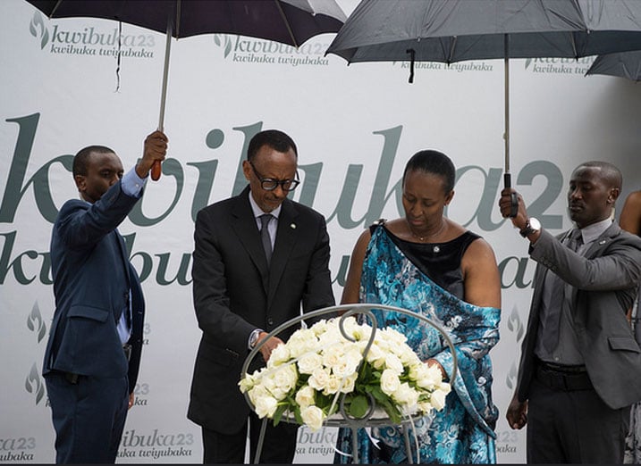Perezida Kagame na Madame Jeannette Kagame bashyira indabo ku mva icumbikiye imibiri isaga ibihumbi 250 bashyinguye mu Rwibutso rwa Jenoside rwa Kigali