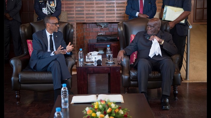 Perezida Kagame aha yaganiraga na Kenneth Kaunda muri 2017