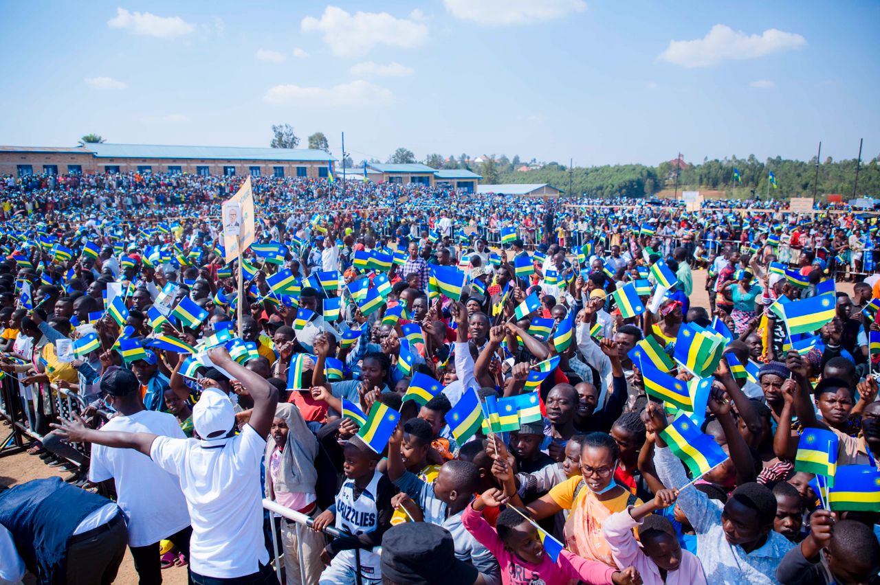 Abaturage babukereye baje kwakira Umukuru w'Igihugu