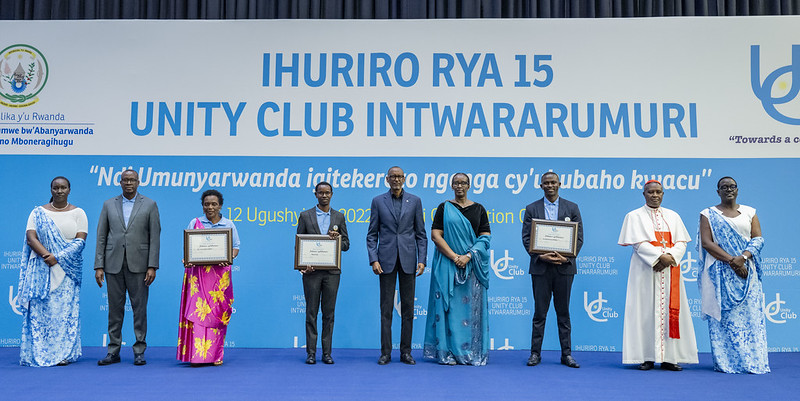 Habayeho n'umwanya wo gushimira abagaragaje ibikorwa by'intangarugero mu gusigasira ubumwe bw'Abanyarwanda