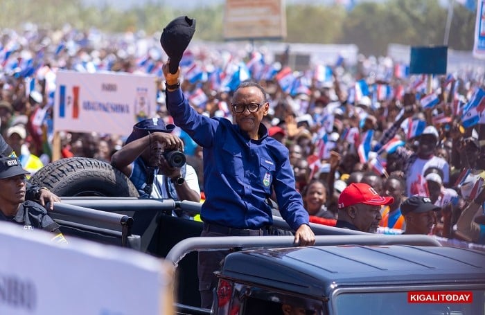 Kagame yabwiye abatuye mu Turere twa Huye, Gisagara na Nyanza ko urukundo rwabo atari urwa vuba kuko rwahozeho