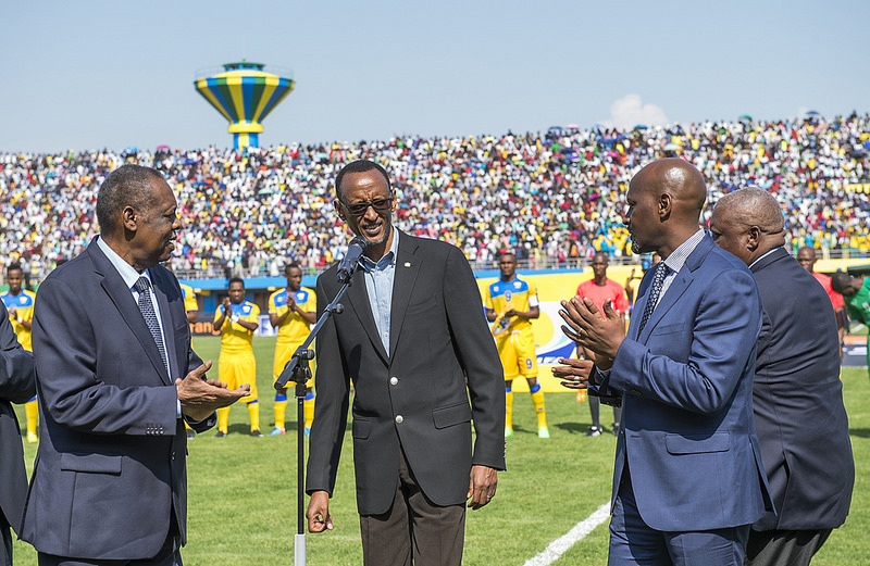 Perezida Kagame yashimiwe na CAF ku ruhare rwe mu guteza imbere imikino muri Africa 