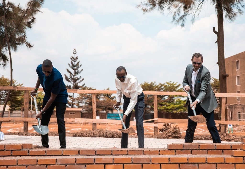 Ubwo Perezida Kagame na Masai Ujili batangizaga imirimo yo kuba Zaria Court