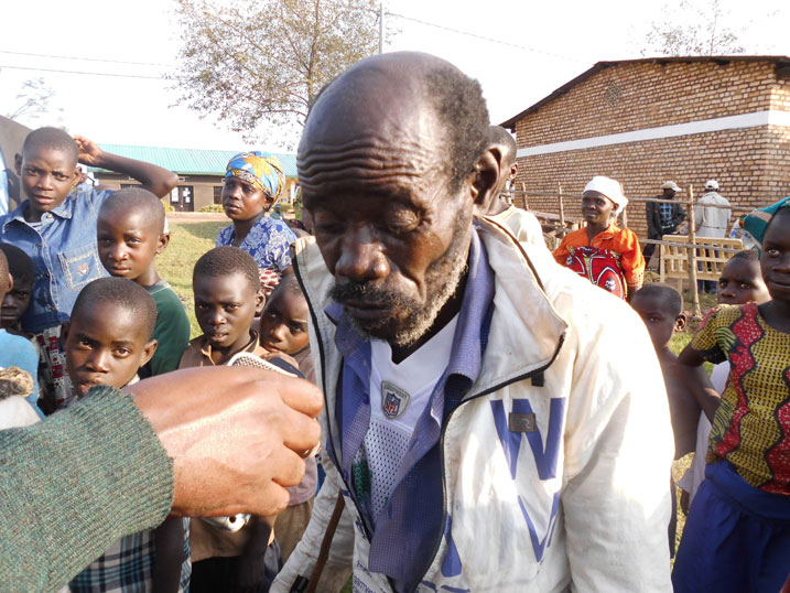 Kagurube avuga ko nawe ari umusaza ariko akaba adahabwa inkunga y'ingoboka.