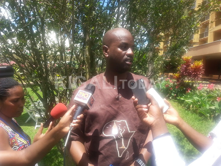 Kajangana avuga ko hari abadatanga amakuru kubera kutamenya itegeko rigena imitangire yayo, ari yo mpamvu bari guhugura ibyiciro binyuranye by'abarebwa naryo.