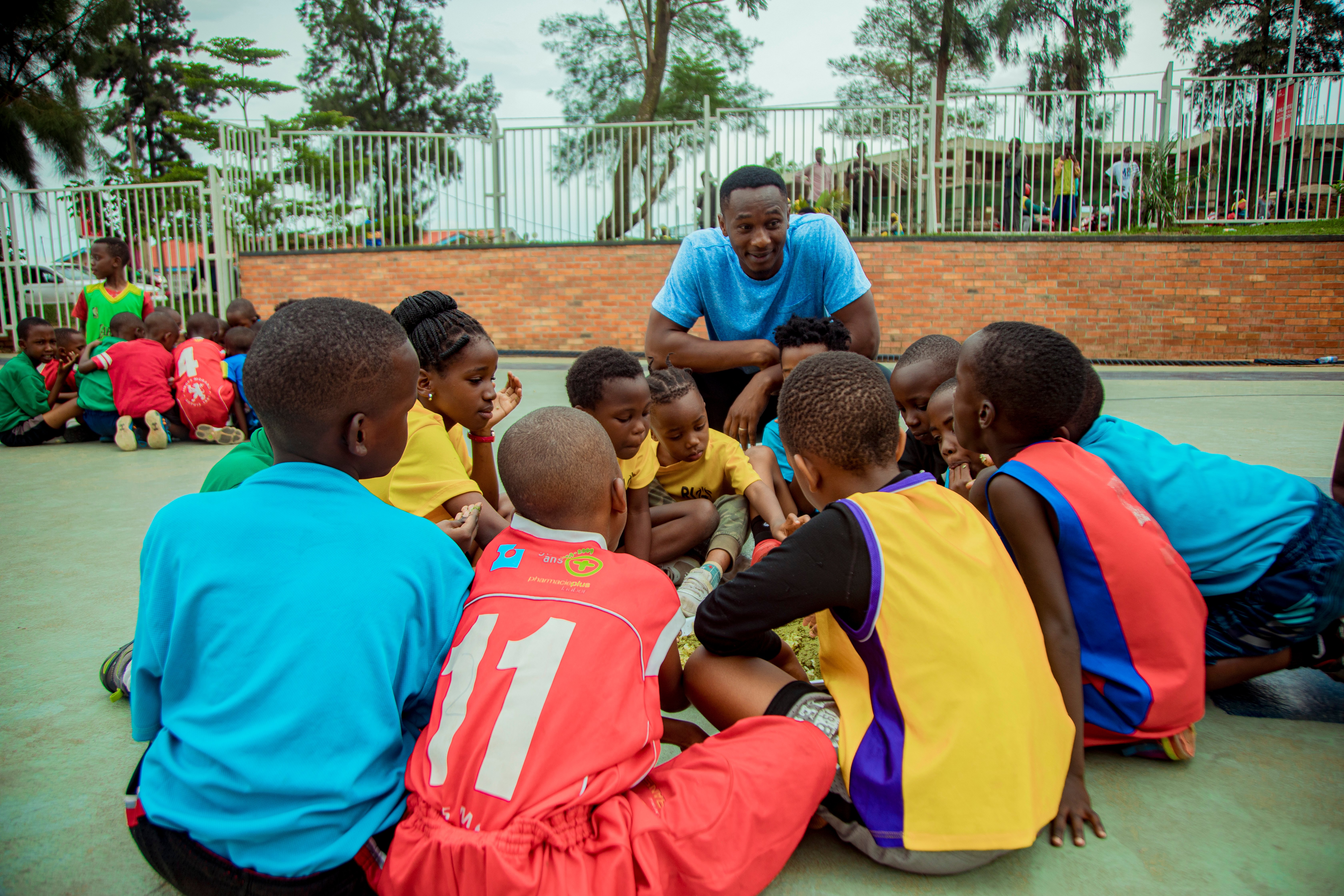 Kaje Elie wa APR BBC uhagarariye abakinnyi bose bakina Basketball mu Rwanda aganira n'abana bato bari gufata amafunguro