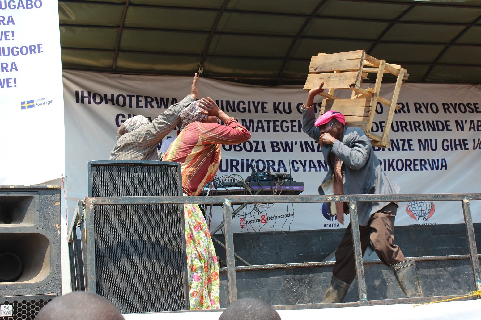 Kamari akubita umugore we ndetse na mugenzi we wari wamusuye
