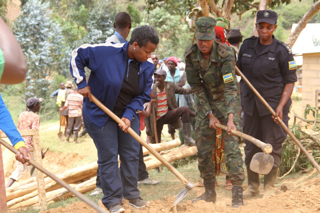 Kamayirese yabanje kwifatanya n'abaturage mu gusizaikibanza cyo kubakamo ishuri mbere yo gutangiza umushingawa w'amashanyarazi y'imirasire