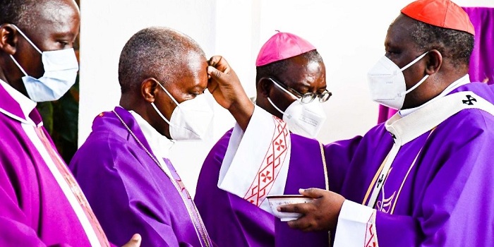 Cardinal Kambanda asiga ivu Musenyeri Vincent Harolimana, bombi baherewe rimwe ubupadiri mu mwaka wa 1990 na Papa Yohani Pawulo ll