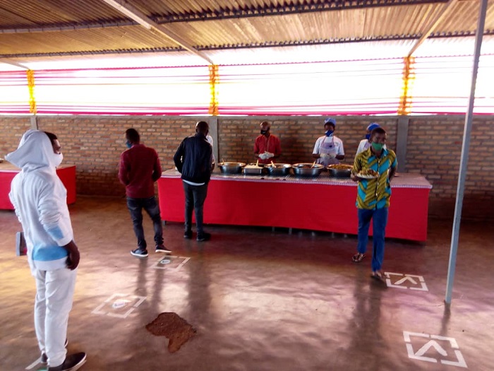 Kujya gufata ibyo kurya ni ukubahiriza intera hagati y'umunyeshuri n'undi