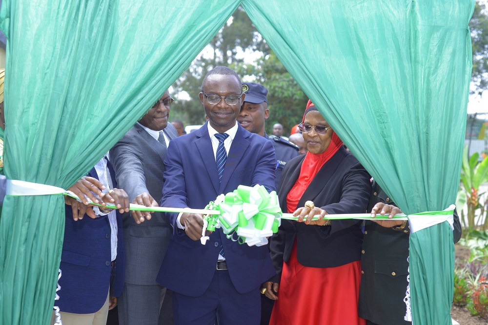 Kaminuza ya UTB ishami rya Ruhango yafunguwe ku mugaragaro na Meya Habarurema, hamwe n'abandi barimo Mukarubega wayishinze, na Prof Rwamasirabo uri mu nama y'ubuyobozi