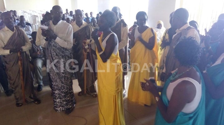 Bagahirwa Marceline, umuturage wagaragarije bagenzi be umusaruro w'imyaka yejeje n'uwo ateganya kubona umwaka utaha.