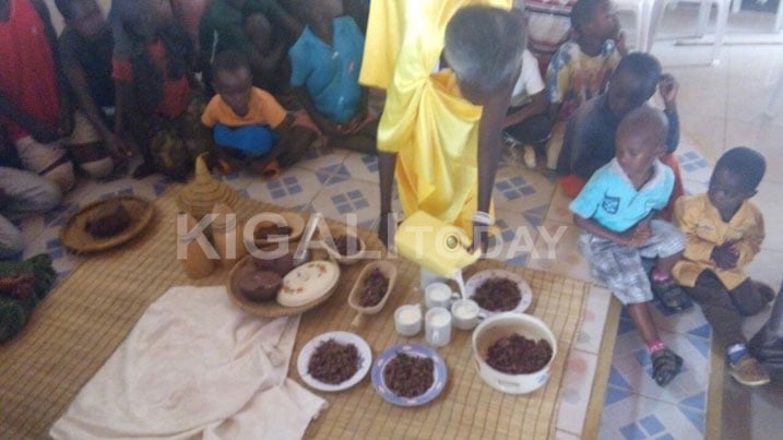 Bagaburiye abana umutsima w