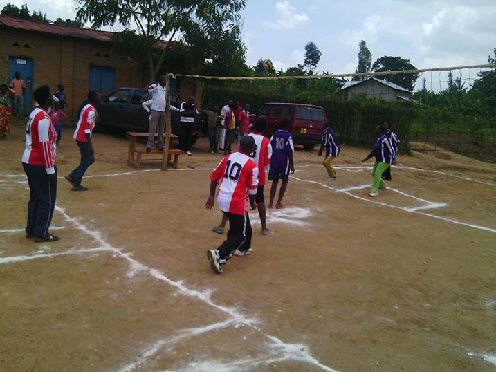 Kwizihiza IWD byabimburiwe no gukina Volleyball. 