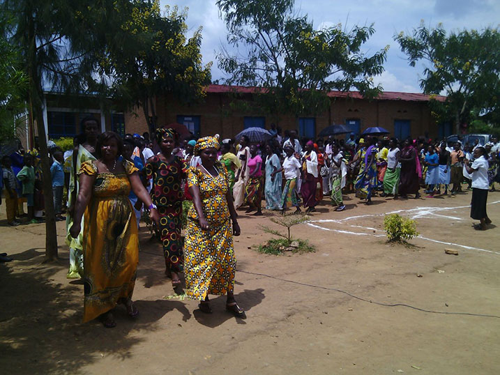 Abagore bakoze akarasisi bishimira intambwe bamaze gutera.