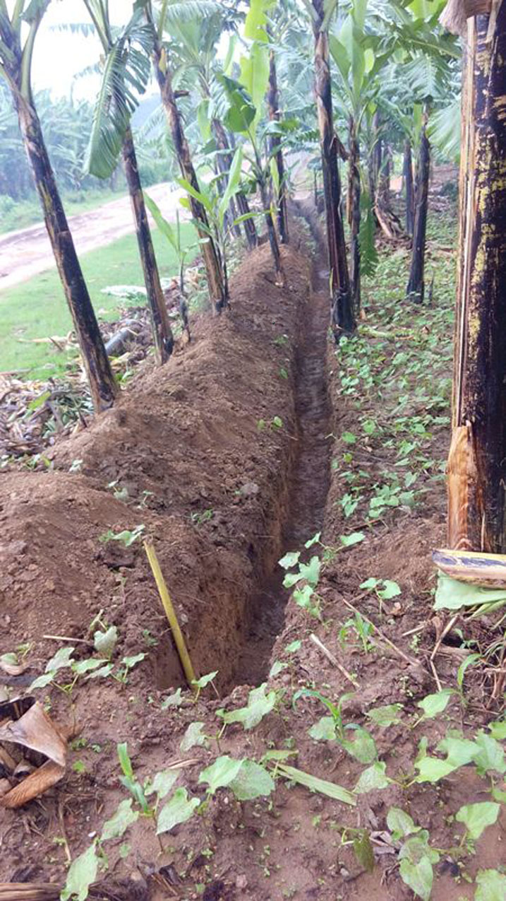 Umuyoboro abaturage bakomeje kuwucukura na nyuma y'umuganda