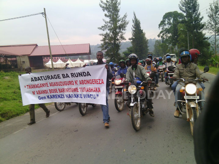 Kamonyi: aba ni abamotari baturutse ku Ruyenzi berekeza mu Nkoto guhura n'abandi baturutse ku Kamonyi mu myigaragamyo yo kwamagana ifatwa rya Lt Gen Karake.