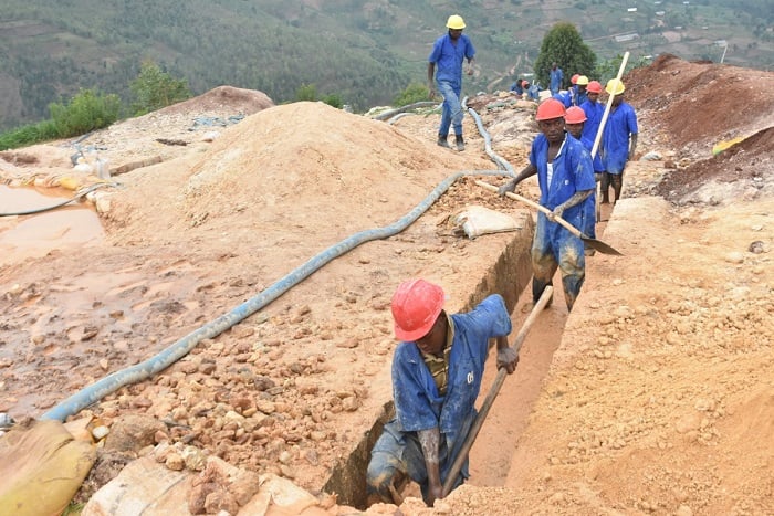 Ubuyobozi busaba abaturage kugana Kompanyi z'ubucukuzi zemewe kuko abatabikoze bibagiraho ingaruka