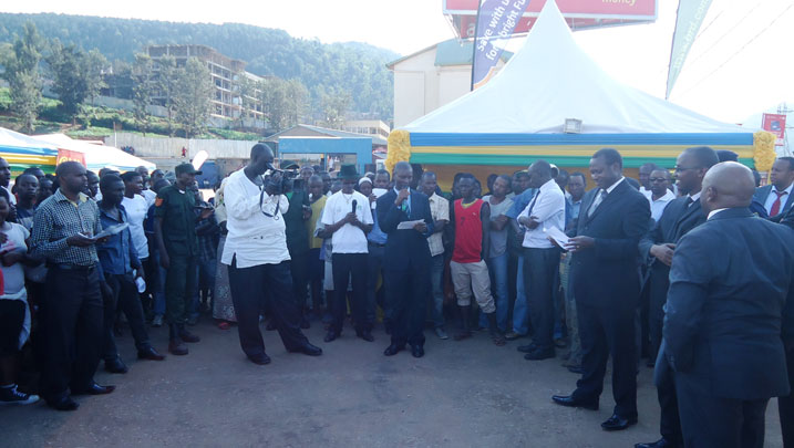 Abanyarwanda bamwe baravuga ko hari ibibasaba amafaranga byinshi bigatuma batabasha kwizigamira.