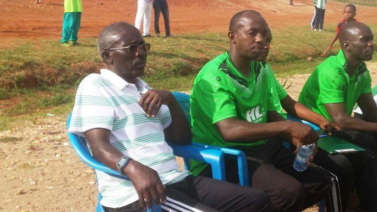 Kanamugire (wambaye amadarubindi) umutoza wa Kiyovu ngo yizeye ko abakinnyi be bakiri bato bazagera ho bagakina neza