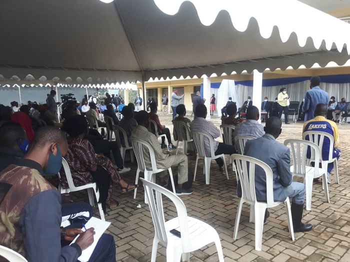 Bitewe no kwirinda Covid-19, abaturage ba Kangondo na Kibiraro ya mbere bari bahagarariwe n'abantu bake mu nama bagiranye na Minisitiri w'Ubutegetsi bw'Igihugu