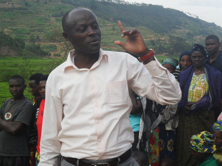 Kangwagye yibukije abaturage ko guhabwa serivisi inoze ari uburenganzira bwabo.