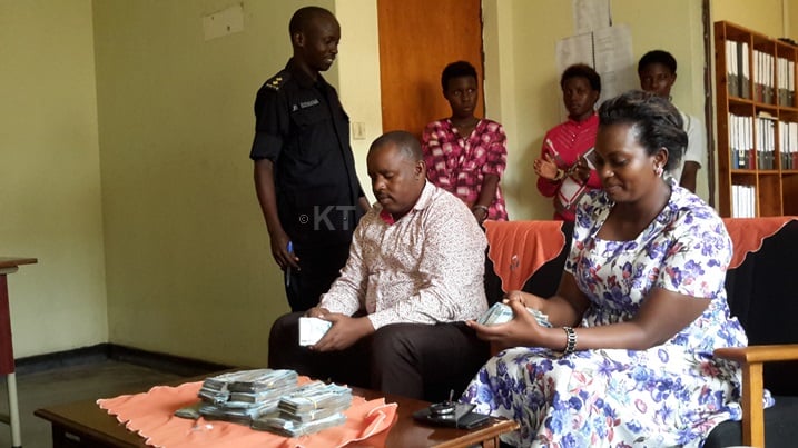 Kanyambo John n'umugore we Uwangabe Jessica babara amafaranga yabo ngo barebe ko yuzuye.