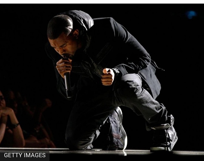 Ubwo Kanye West yari yambaye izo nkweto muri Grammy Award ya 2008