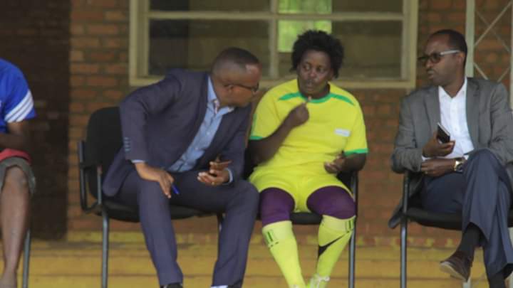 Kapiteni w'ikipe asobanurira Guverineri n'umuyobozi w'akarere ko batumva impamvu batewe mpaga