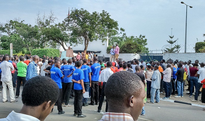 Abaturage bigaragambiriza imbere y'ambasade y'u Bwongeleza.